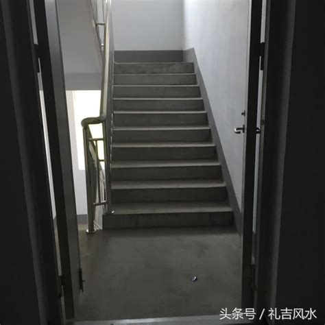 門對樓梯